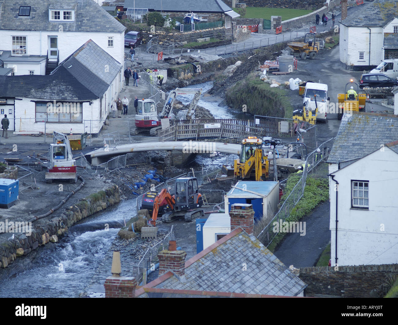 Flut Verteidigungsarbeit in Boscastle, Cornwall, UK. Untere Brücke zu ersetzen. Stockfoto