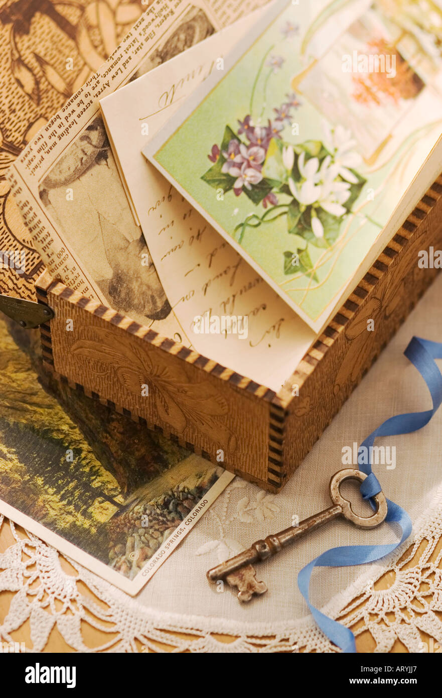 Box der alten Briefe und Postkarten mit einem Skelett-Schlüssel im Vordergrund. Stockfoto