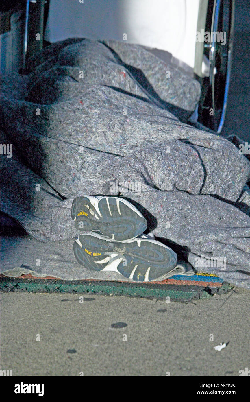 Ein Obdachloser schläft auf der Straße in San Francisco, politisch nicht korrekt für die Stadt. Stockfoto
