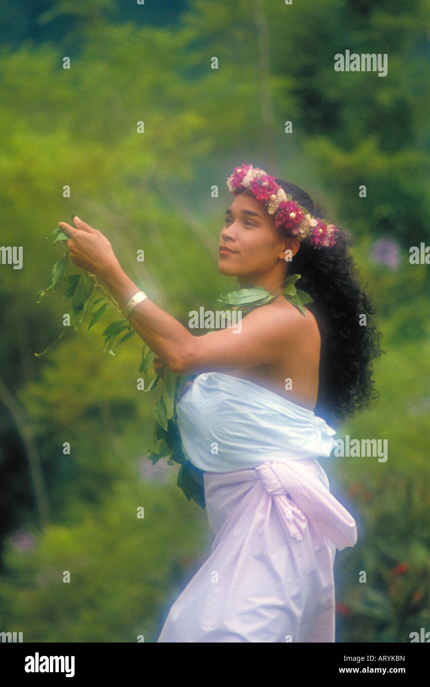 Hawaiian Frau tanzt Hula mit Haku und Maile leis Stockfoto