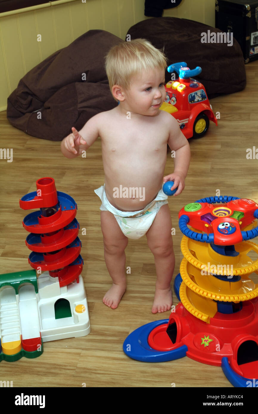 Kleiner Junge tragen Windel spielen mit Spielzeug im Spielzimmer  Stockfotografie - Alamy