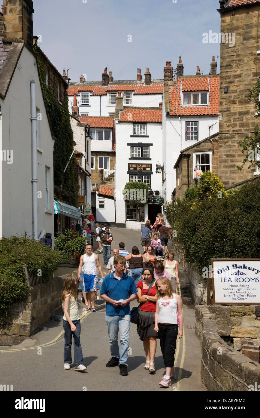 Mit Blick auf das Laurel Inn in Robin Hoods Bay North Yorkshire UK Stockfoto