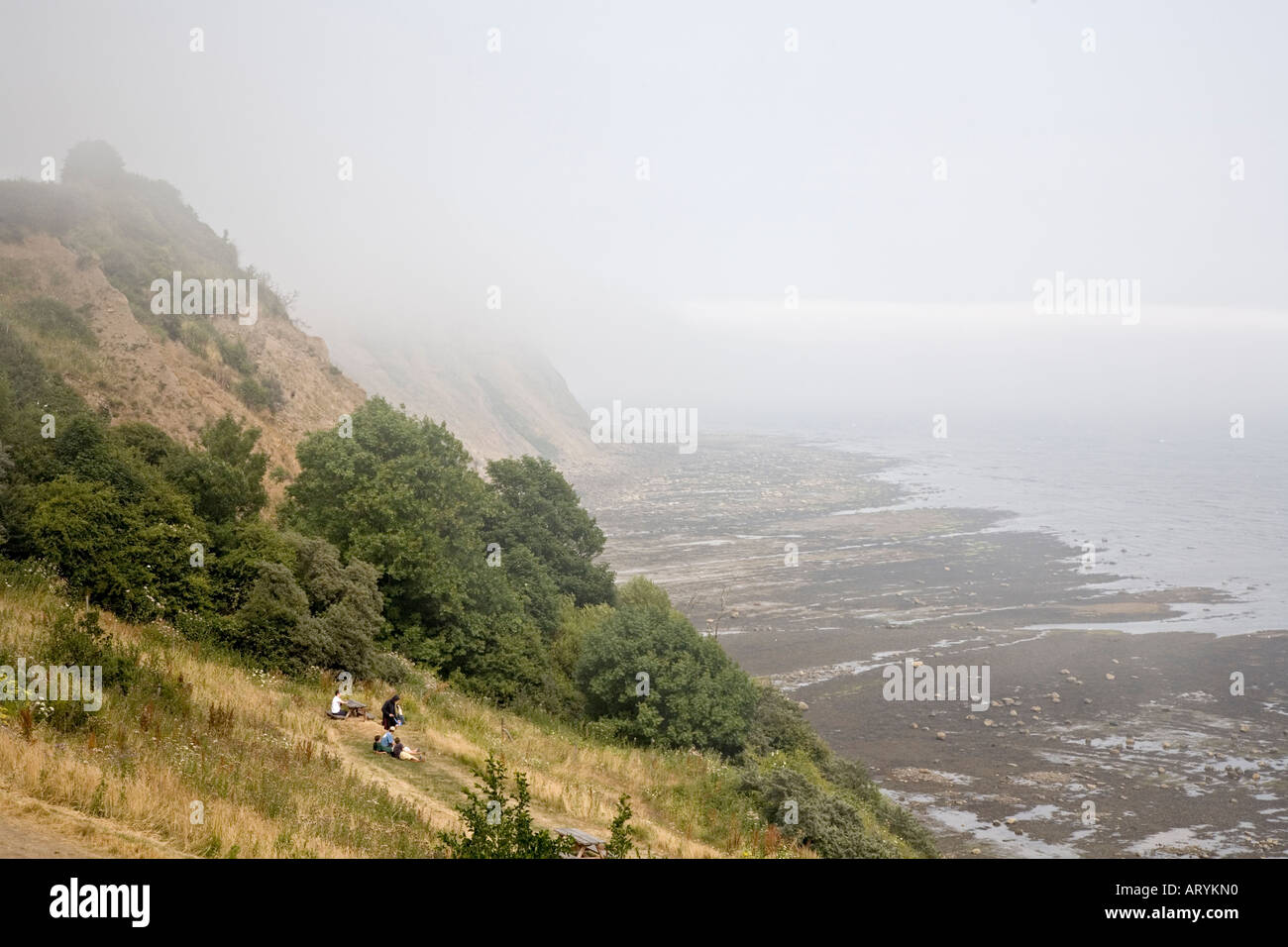 Meer-Nebel überrollen Robin Hoods Bay in North Yorkshire coast UK im Juli Stockfoto