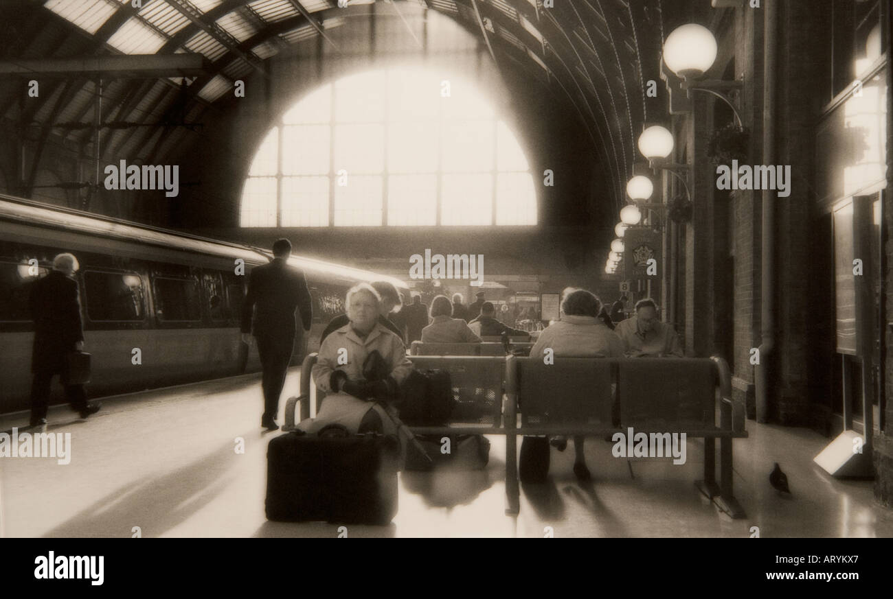 Menschenmenge am Bahnhof Stockfoto