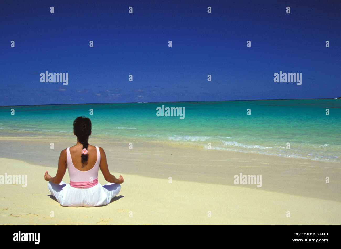 Frau in der Meditation am Strand Stockfoto