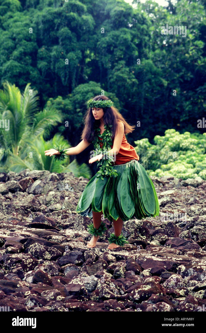 Junge Hula-Tänzerin in Ti Blatt Rock an hawaiischen Heiau (Tempel Website) Durchführung einer Hula mit Maile lei Stockfoto