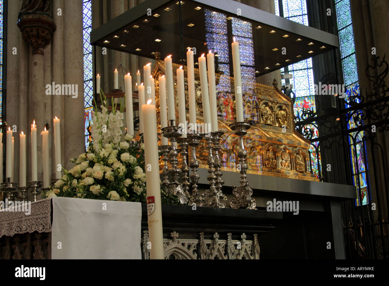 Kerzen und Altar Dekoration Schrein der drei Könige Kölner Dom Köln  Nordrhein-Westfalen Deutschland Stockfotografie - Alamy