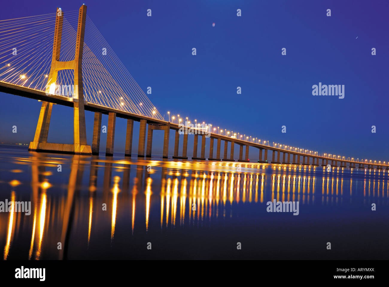 Vasco da Gama Brücke bei Nacht, Lissabon, Portugal Stockfoto