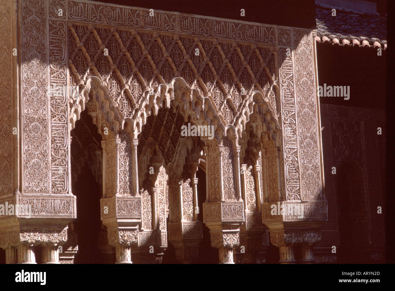 Spanien. Granada. Die Alhambra. Details der Stuckarbeiten in den Patio de Los Leones Stockfoto