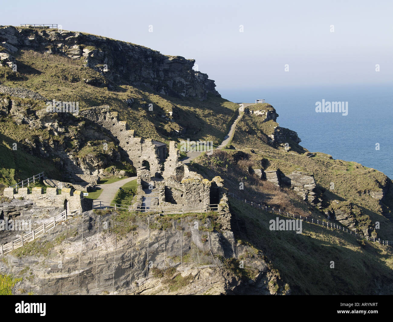 Die Ruinen der Burg aus dem 13. Jahrhundert Tintagel, legendäre Heimat von König Arthur und die Ritter der Tafelrunde. Tintagel, Stockfoto