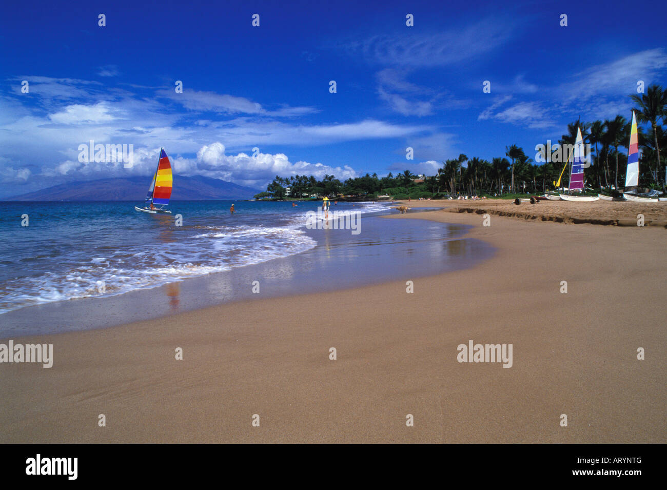 Frau genießen einen Spaziergang entlang Wailea Beach vor The Wailea Marriott und The Grand Wailea Resort. Der West Maui Mountains Stockfoto