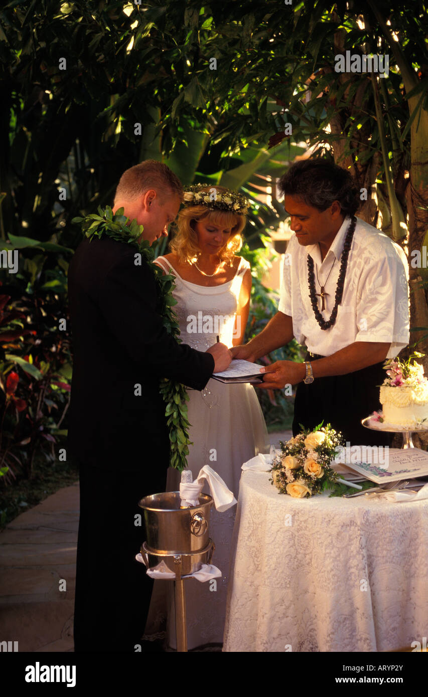 Bräutigam und Braut Signieren von Dokumenten mit der Officiant in ihrer Hochzeit auf Hawaii Stockfoto