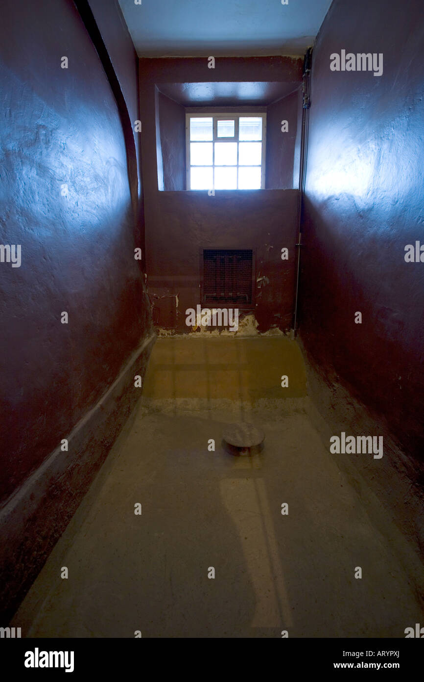 Wasser Folter Zelle an das Museum der Opfer des Genozids in Vilnius Litauen. Durch die Gestapo und KGB als Gefängnis genutzt Stockfoto