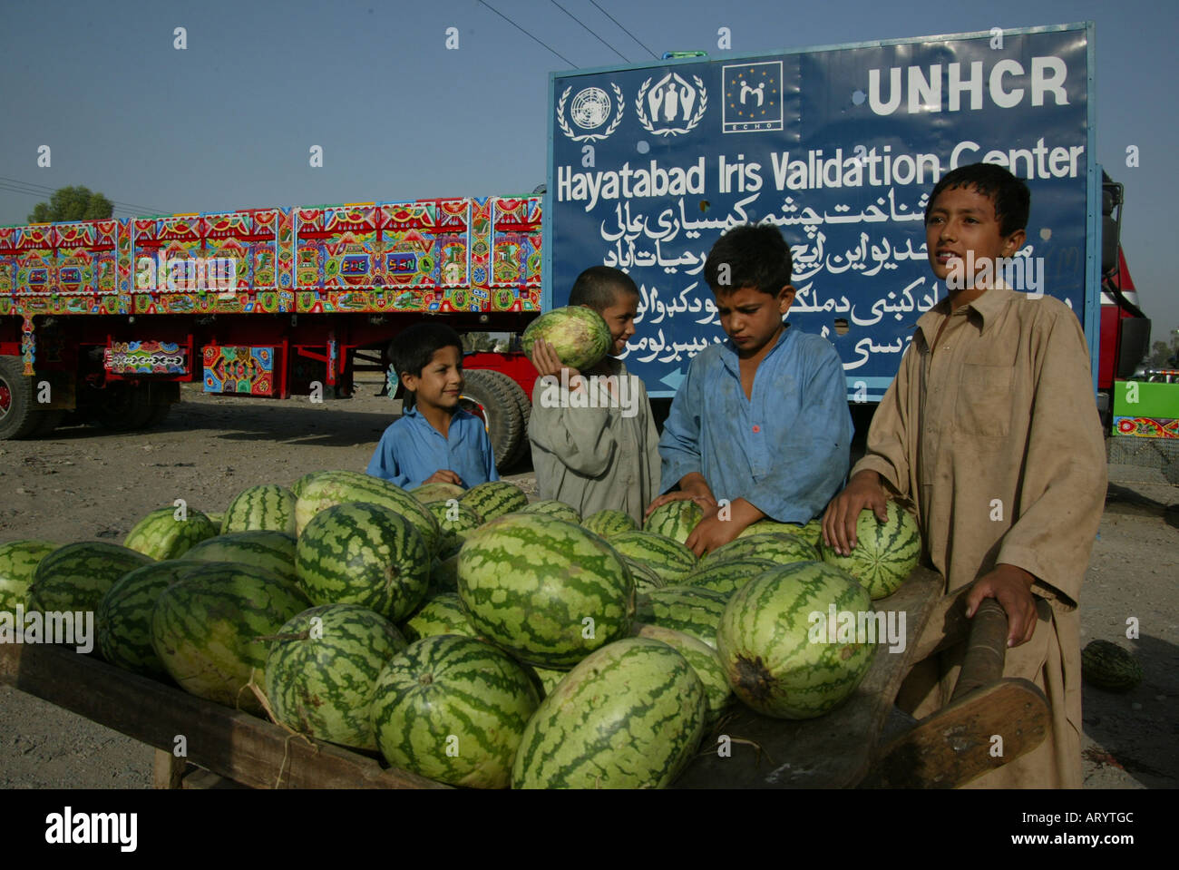 afghanische Flüchtlinge in Peschawar sind gezwungen, nach Afghanistan zurückzukehren Stockfoto