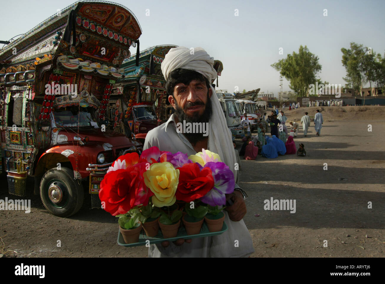 afghanische Flüchtlinge in Peschawar sind gezwungen, nach Afghanistan zurückzukehren Stockfoto