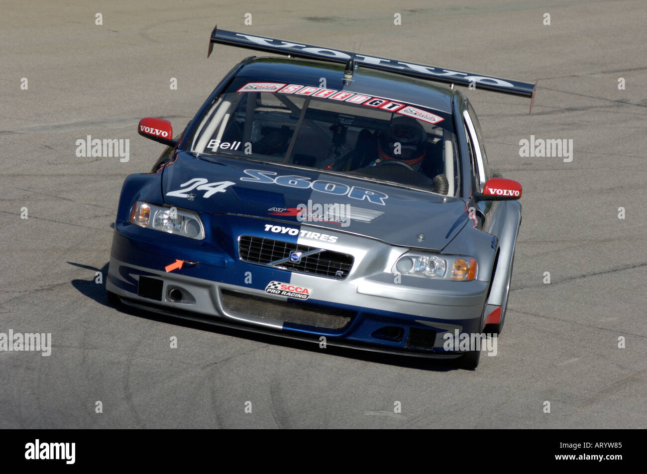 Derek Bell Rennen seiner Volvo S60 R beim Speed World Challenge GT Rennen in Mid-Ohio Sports Car Kurs 2005 Stockfoto