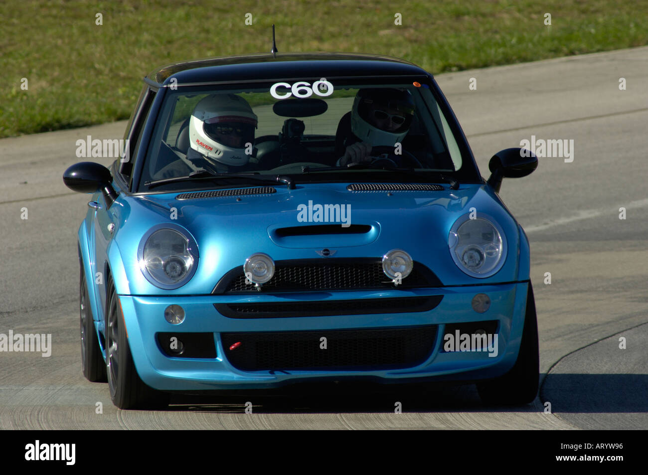 Chad Miller fährt seine MINI Cooper S bei einer BMW Car Club of America-Fahrschule auf dem Mid-Ohio Sports Car Kurs 2005 Stockfoto