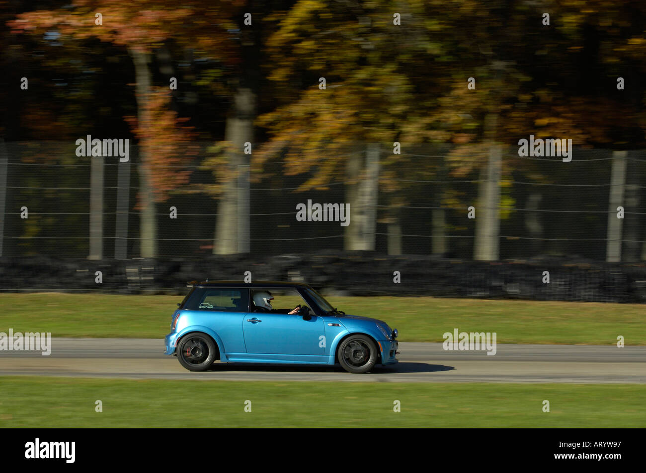 Chad Miller fährt seine MINI Cooper S bei einer BMW Car Club of America-Fahrschule auf dem Mid-Ohio Sports Car Kurs 2005 Stockfoto