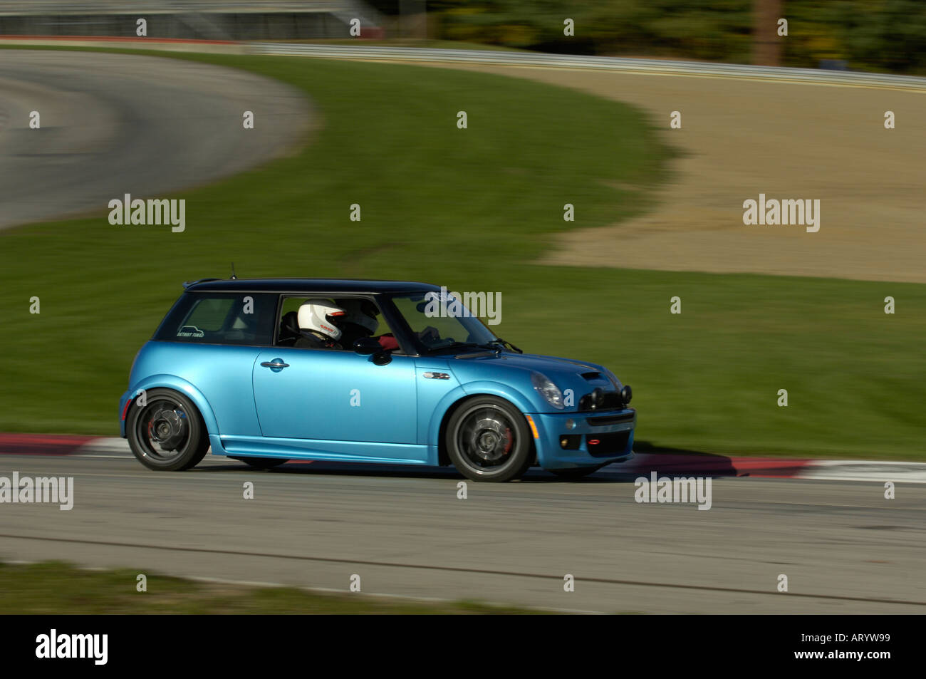 Chad Miller fährt seine MINI Cooper S bei einer BMW Car Club of America-Fahrschule auf dem Mid-Ohio Sports Car Kurs 2005 Stockfoto