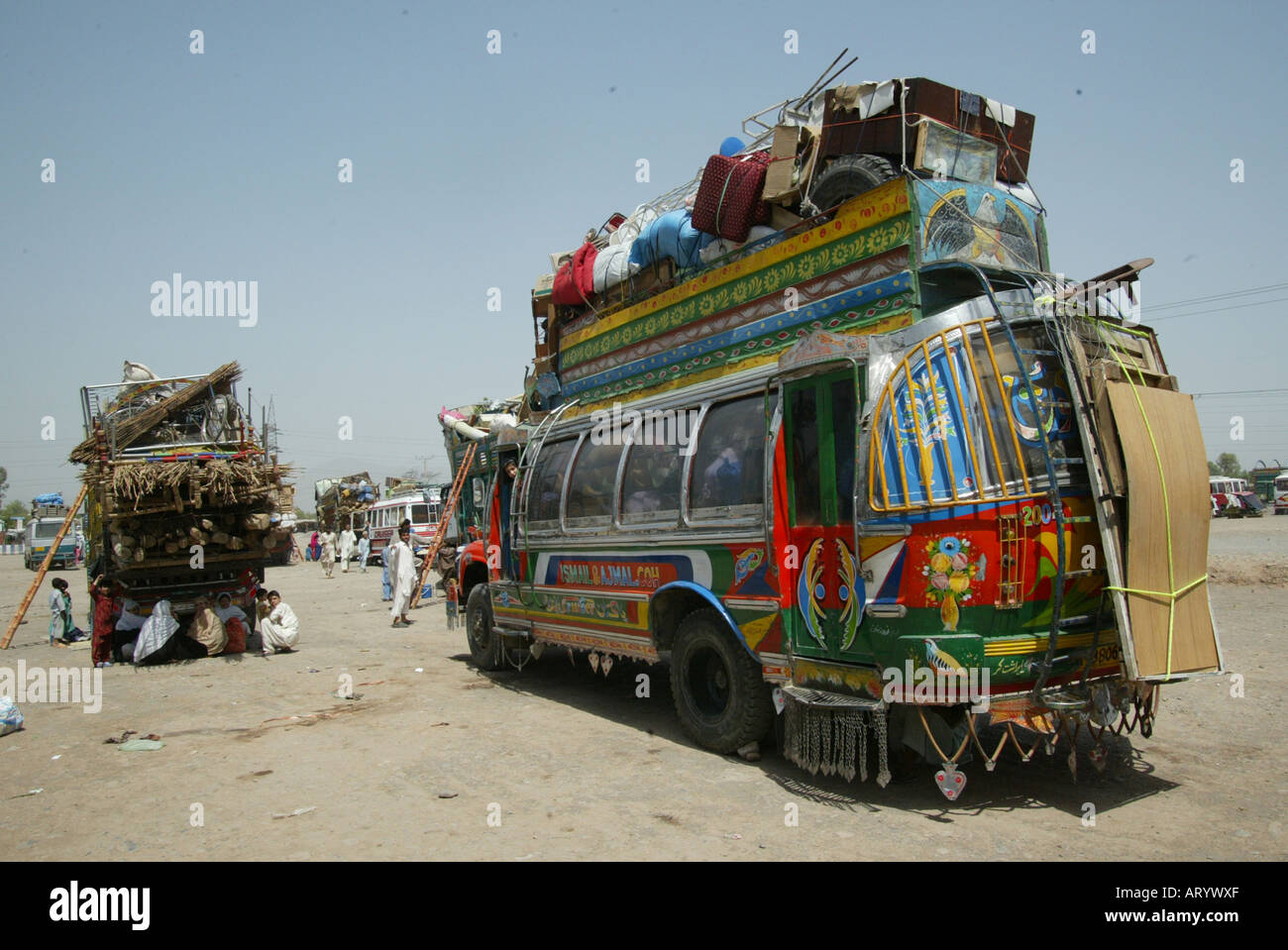 afghanische Flüchtlinge in Peschawar gezwungen, nach Afghanistan zurückzukehren Stockfoto