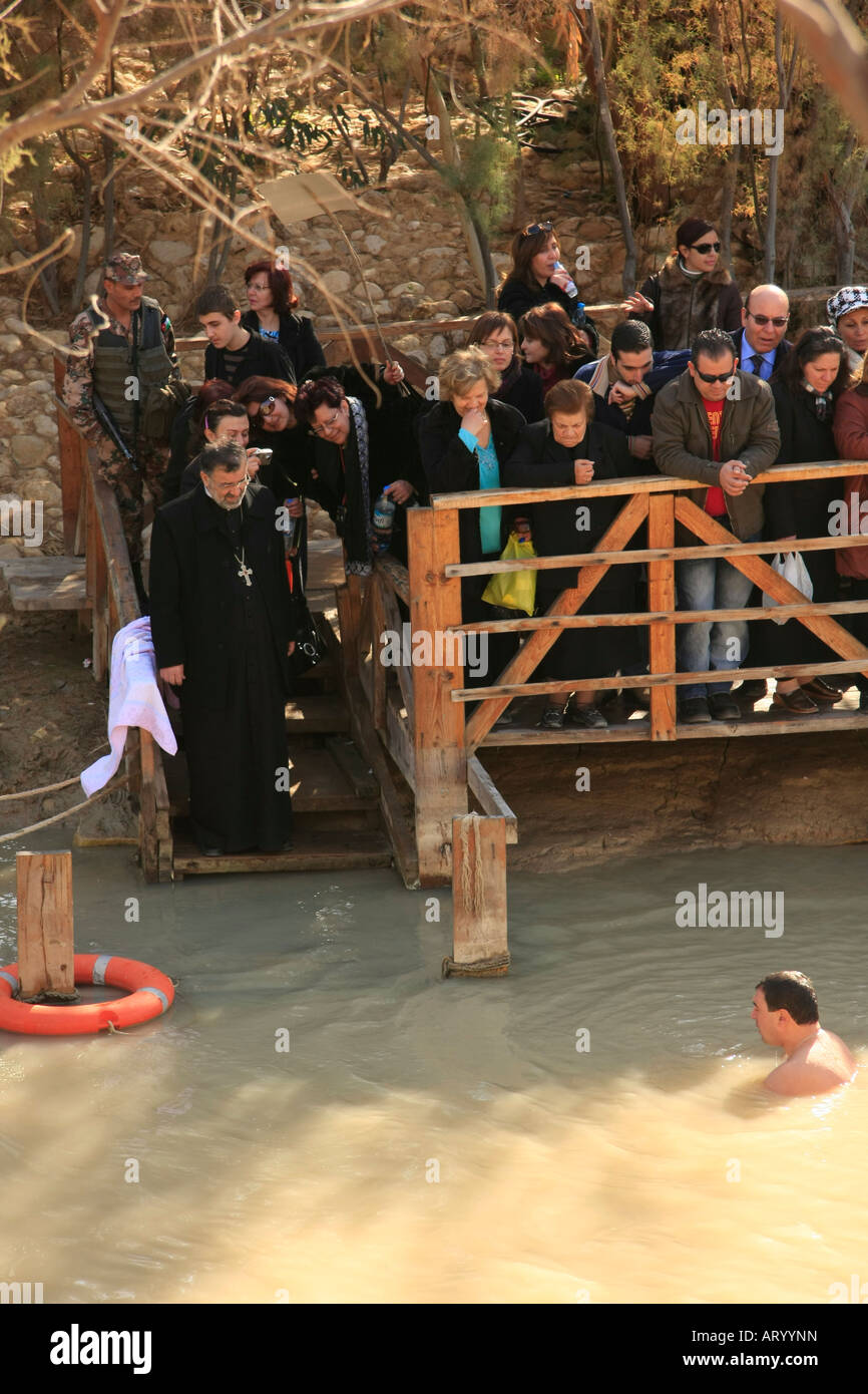 Syrisch-orthodoxe Pilger auf der Jordenian Seite des Jordans feiert das Fest der Theophanie Stockfoto