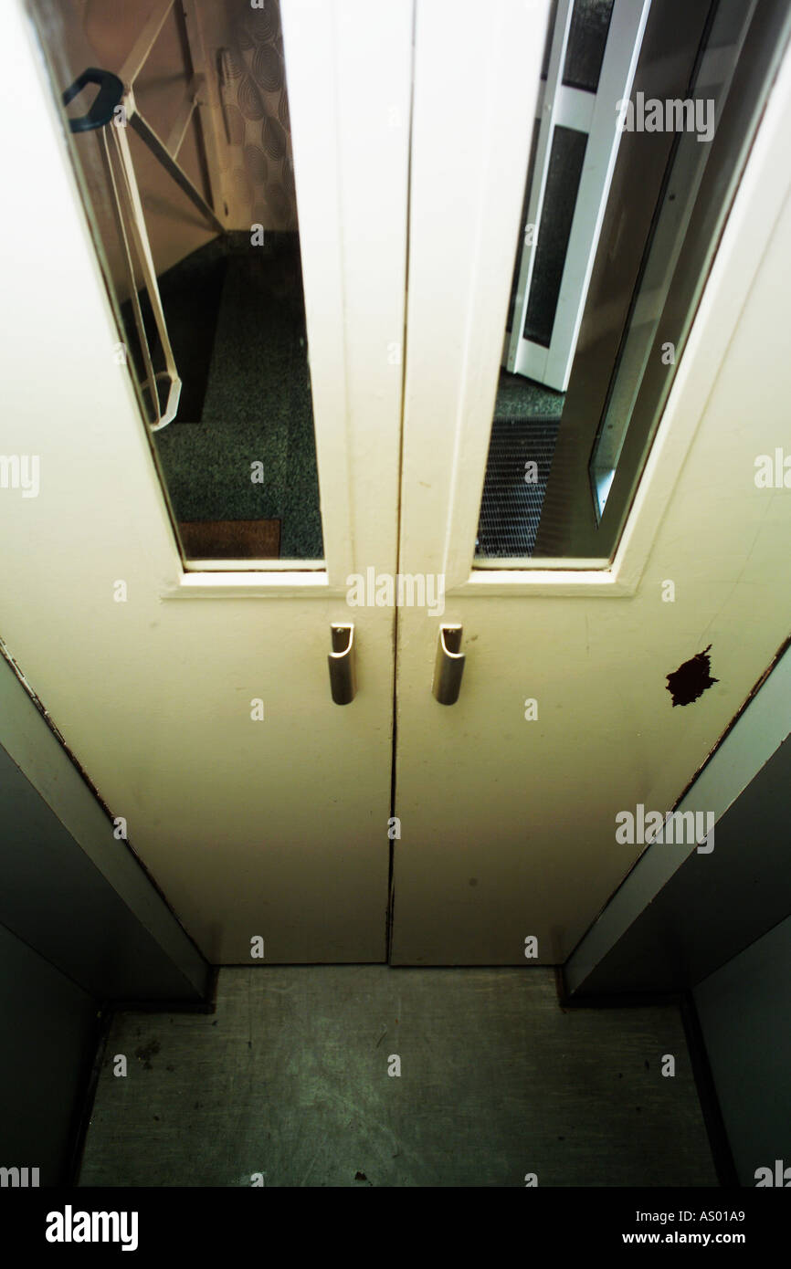 Tür der alten Aufzug im Inneren einen Aufzug Stockfoto