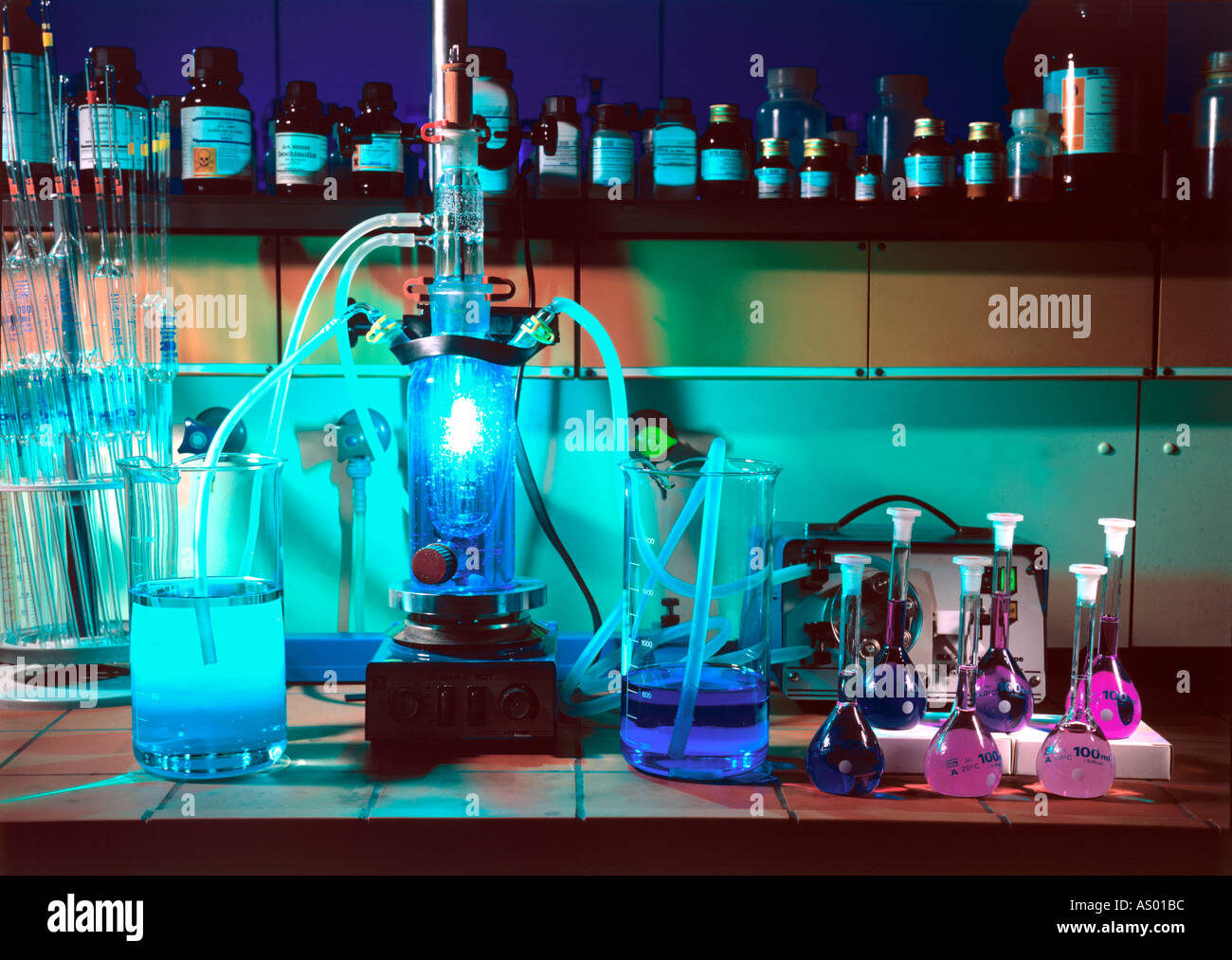 ein Riss-Konverter für Kohlenwasserstoffe in einem chemischen Labor Stockfoto
