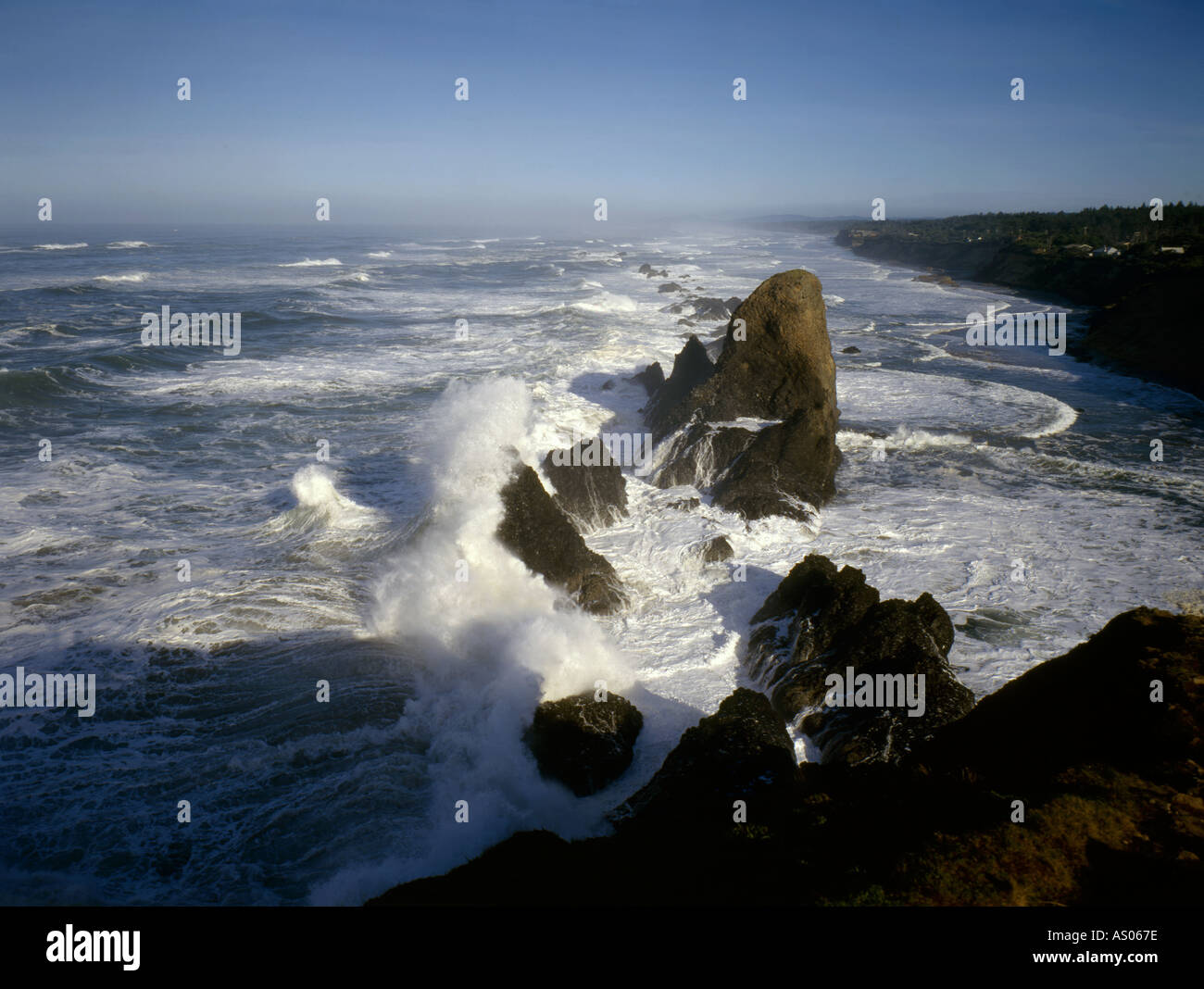 Seal Rock State Park an der Küste Oregons, wo große Pazifik Breakers in Offshore-Felsformationen zerschlagen Stockfoto