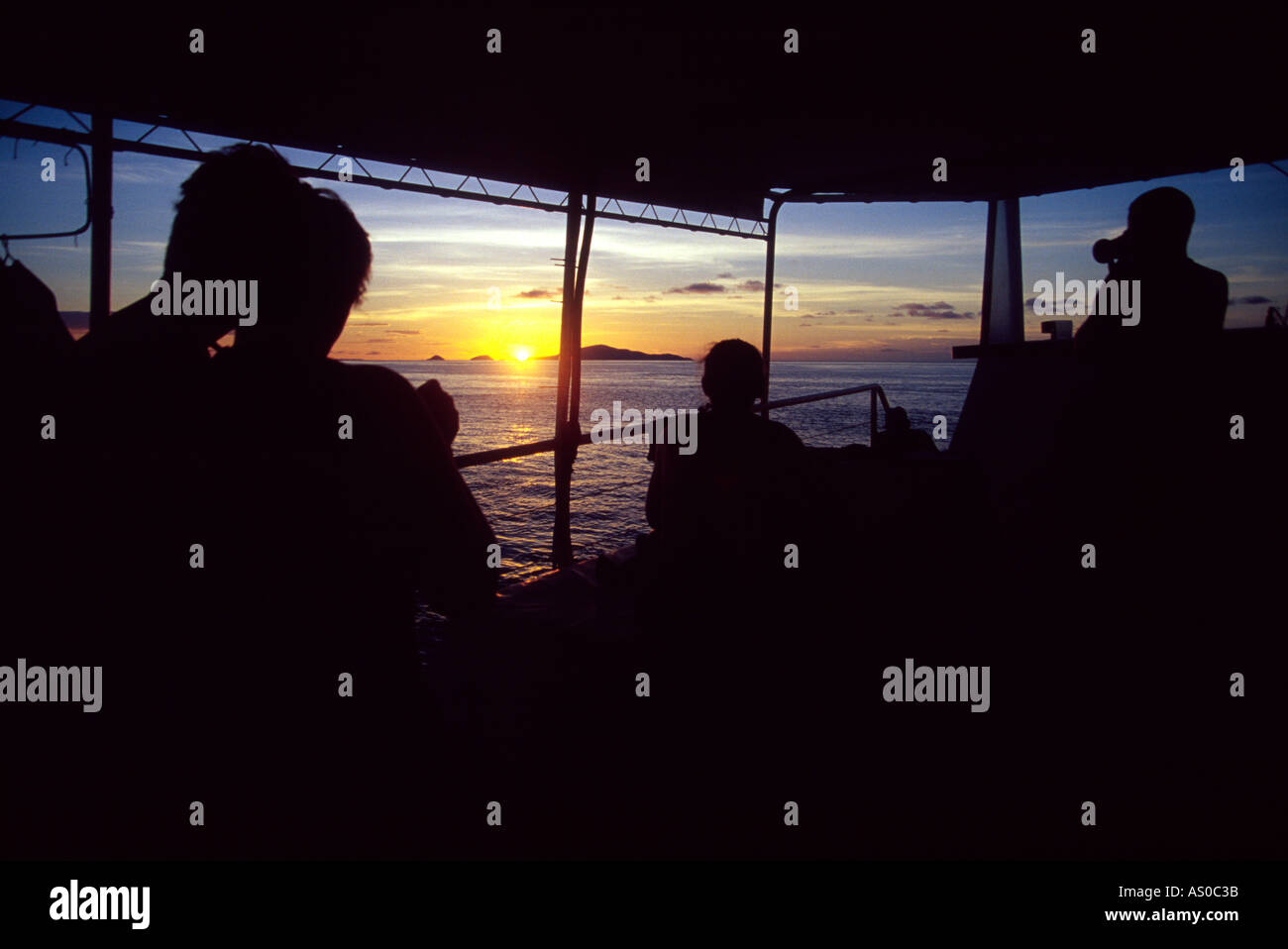 Romantischen Abend Sonnenuntergang Silhouette auf See am Great Barrier Reef Coral Sea Australien Stockfoto