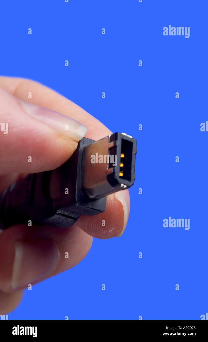 Hand mit FireWire-Kabel Stockfoto