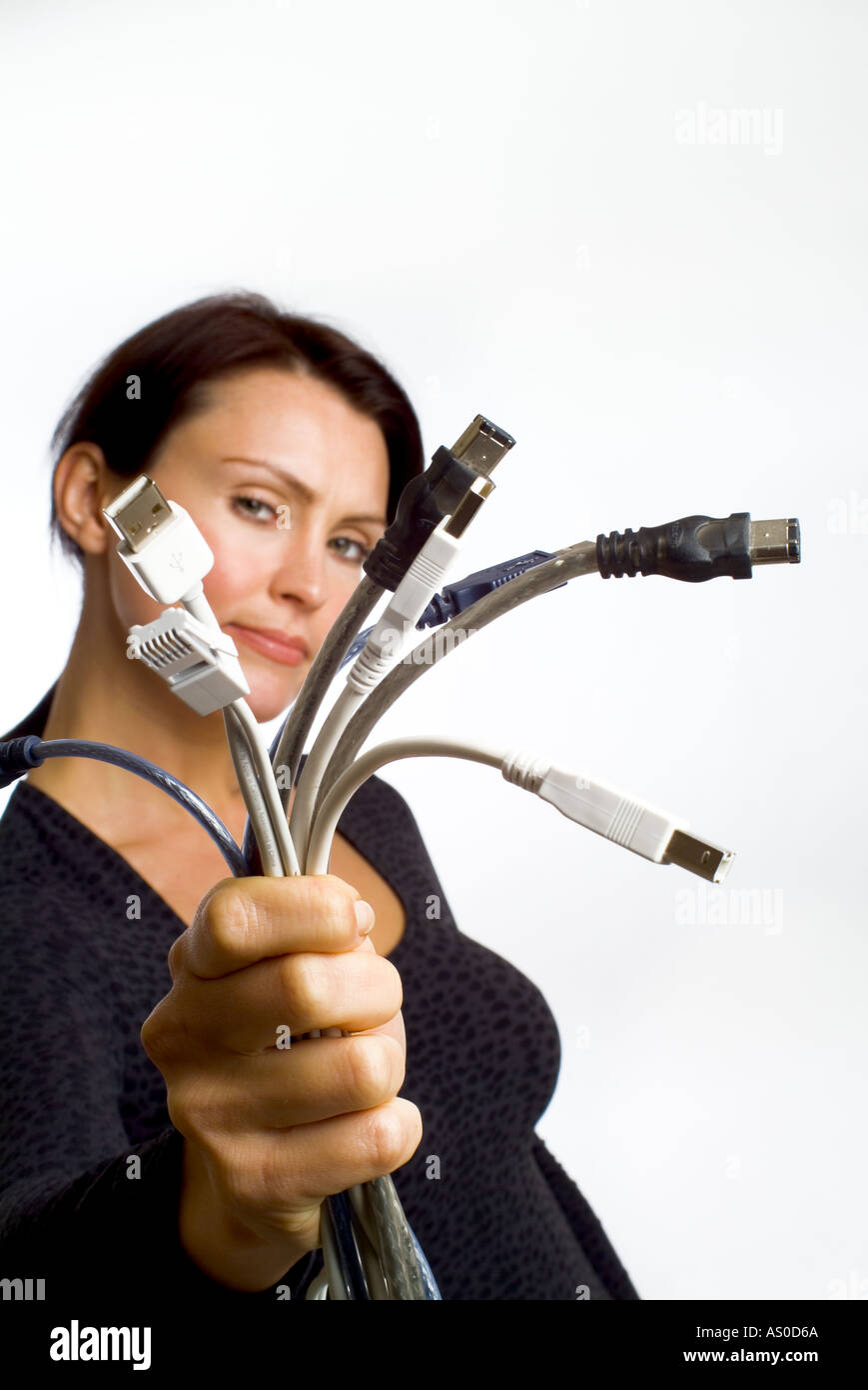 Frau hält eine Reihe von Computer-Kabel und Steckverbinder Stockfoto