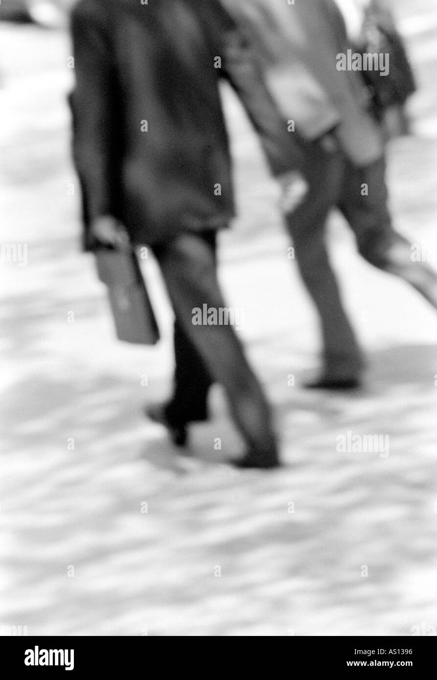 Schwarz-weiß weiche Bild 2 Geschäftsleute zu Fuß mit dem Aktenkoffer Stockfoto