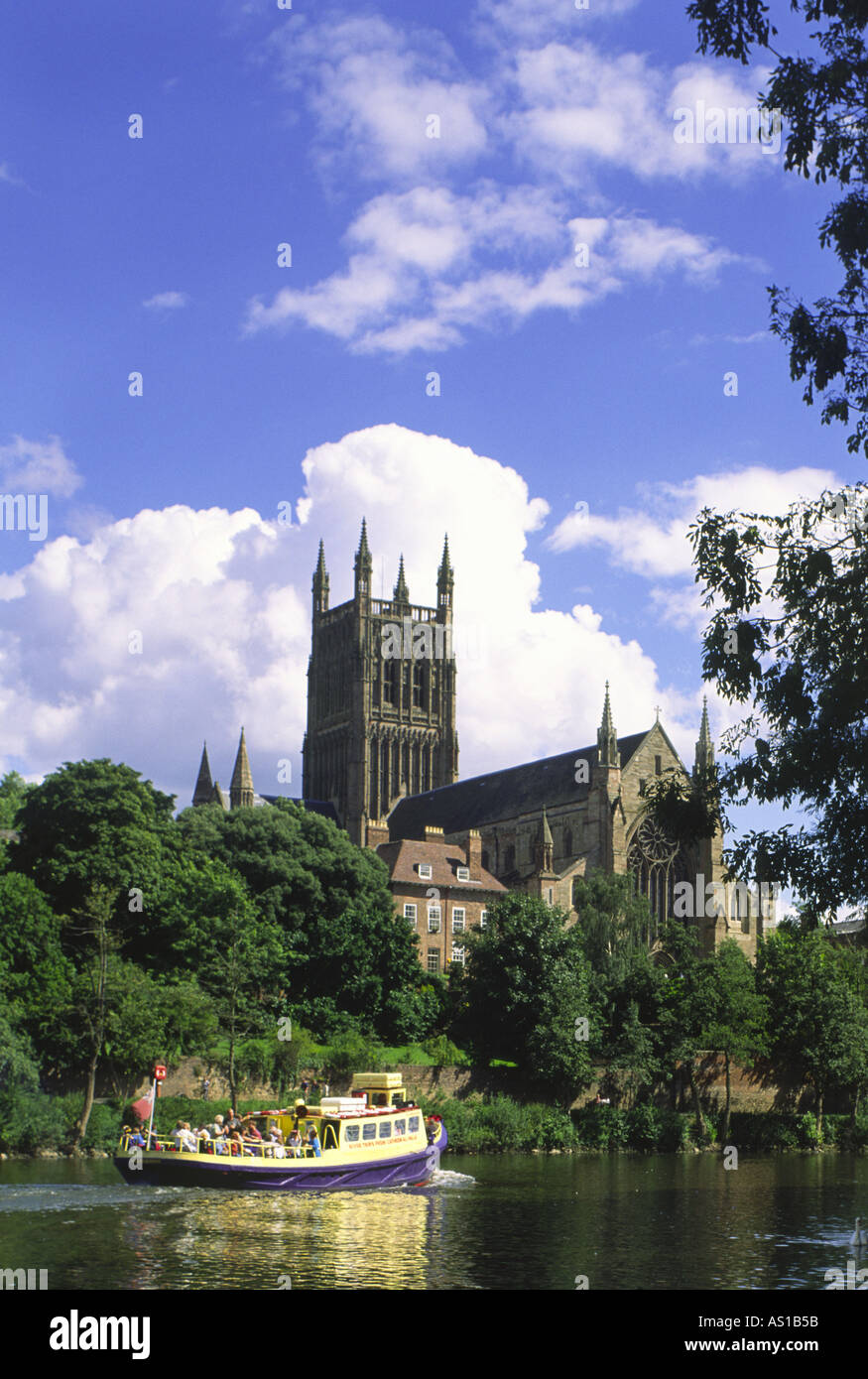 Worcester Kathedrale auf den Fluss Severn mit Ausflugsschiff vorbei Sommerzeit Stockfoto