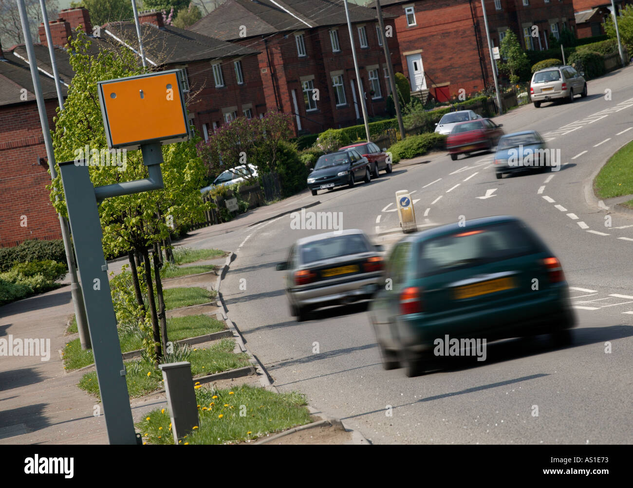 FAHRZEUGE BREMSEN IN DER NÄHE VON GELBEN GATSO STRAßE VERKEHR BLITZER Stockfoto