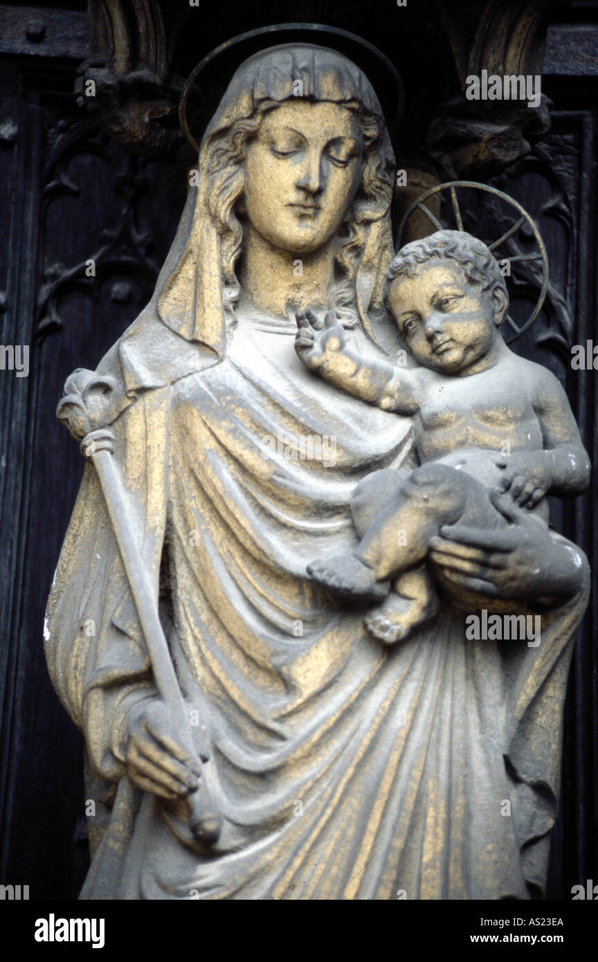 Lincoln Kathedrale, Portal Mit Madonna Stockfoto