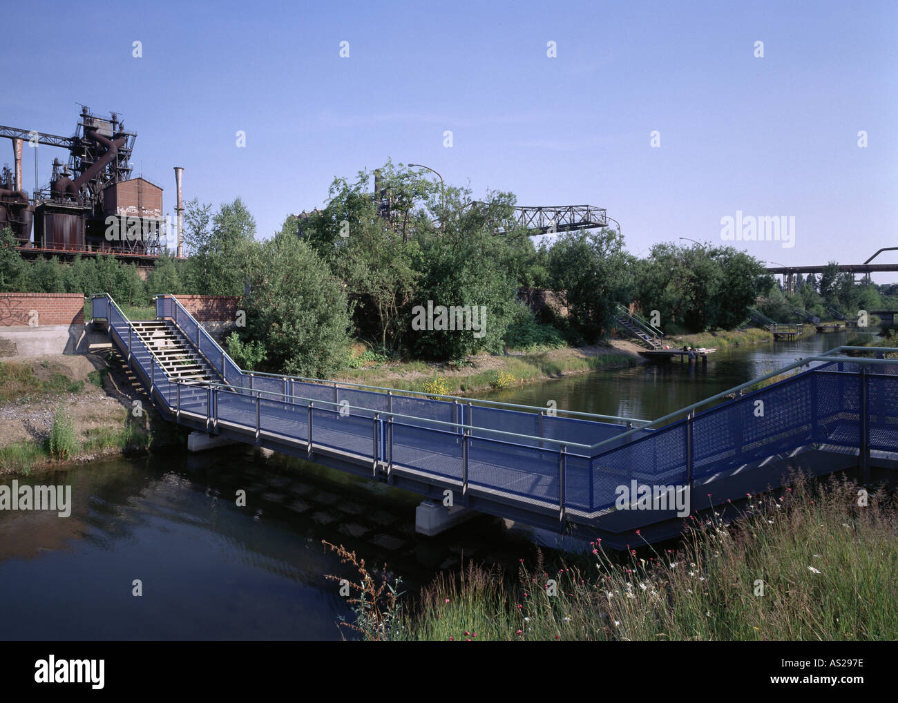 Duisburg, Landschaftspark Duisburg-Nord, Brücke Über Klärwasserkanal (Wasserpark) Stockfoto