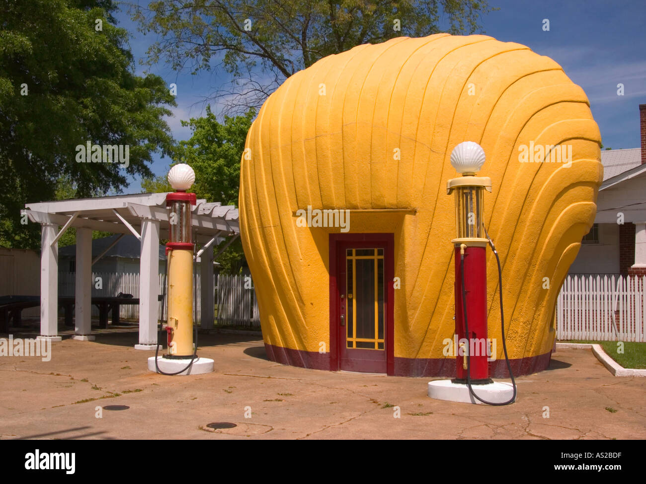 Historische Shell Shaped Shell Service Station in Winston-Salem NC USA, Öl- und Gaseinzelhandel Stockfoto