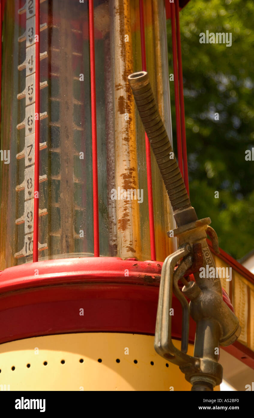 Alten Zapfsäule an historischen Shell geformte Shell-Tankstelle in Winston-Salem NC USA, Öl und Gas Einzelhandel Stockfoto