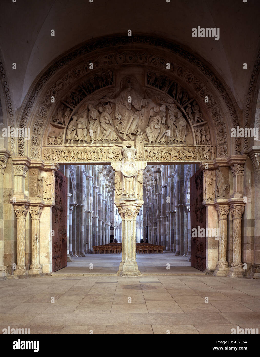 Vezelay, Abteikirche Sainte-Madeleine, Hauptportal in der Vorhalle Stockfoto