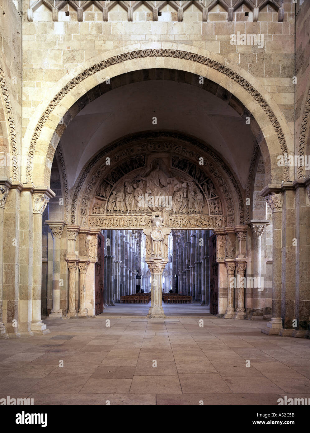 Vezelay, Abteikirche Sainte-Madeleine, Hauptportal Mit der Vorhalle Stockfoto