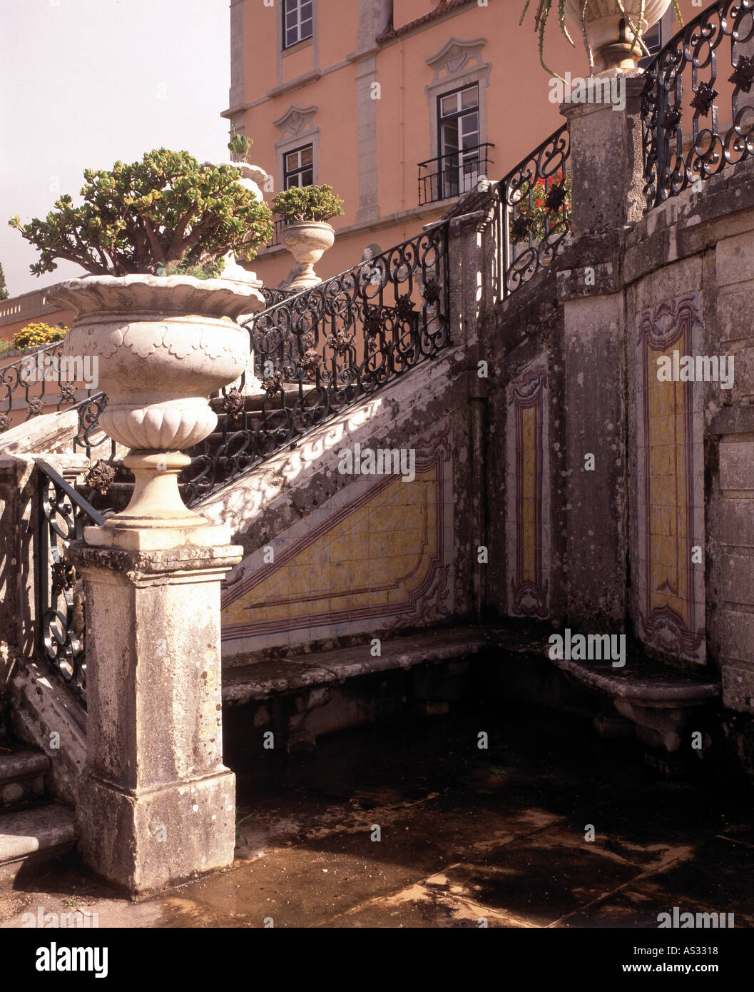 Oeiras, Barockgarten Palacio Marques de Pombal, Ab 1737, Vasenschmuck machen eine der Doppelläufigen Treppe Zum Palast Stockfoto