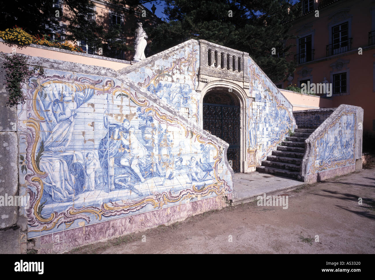 Oeiras Barockgarten Palacio Marques de Pombal Ab 1737 Doppelläufige Treppe Zum Garten Kachelwände Mit Mythologischen Szenen Stockfoto