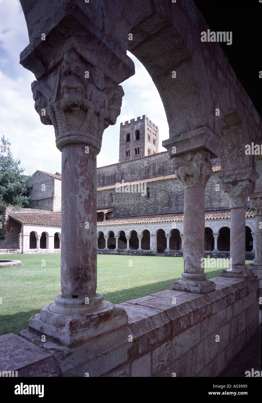 Saint-Michel-de-Cuxa (Saint-Michel-de-Cuixa), Abtei, Kreuzgang Und Klosterkirche Stockfoto