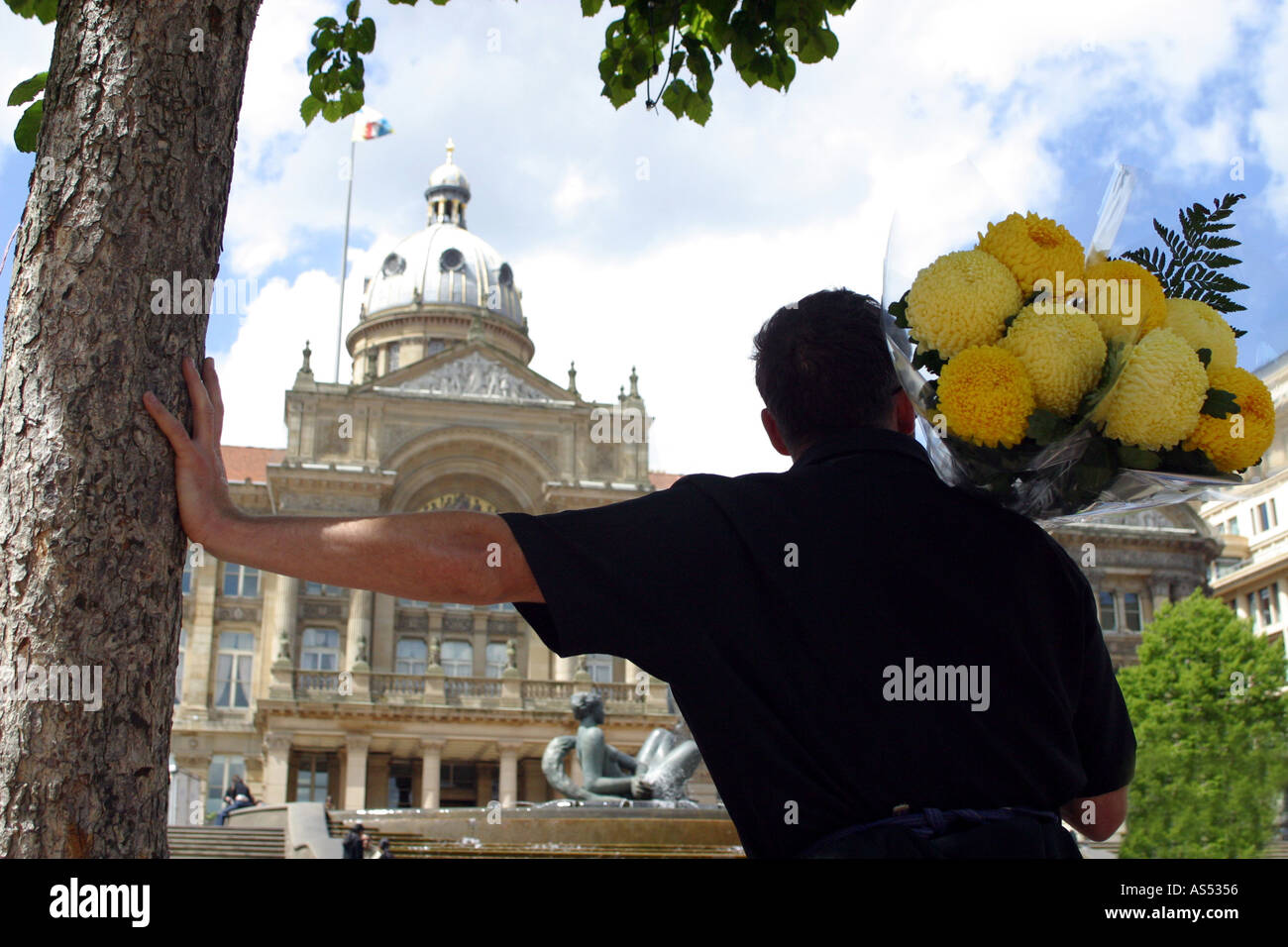 Blumenverkäuferin in New Street außerhalb der Sozialwohnung, Birmingham. Brunnen Stockfoto