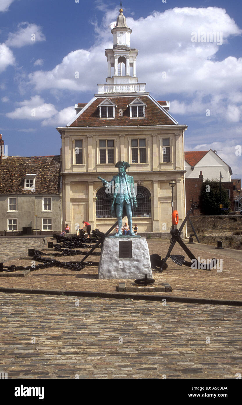 Das Zollhaus, Kapitän George Vancouver Statue, Kings Lynn, Norfolk, England Stockfoto