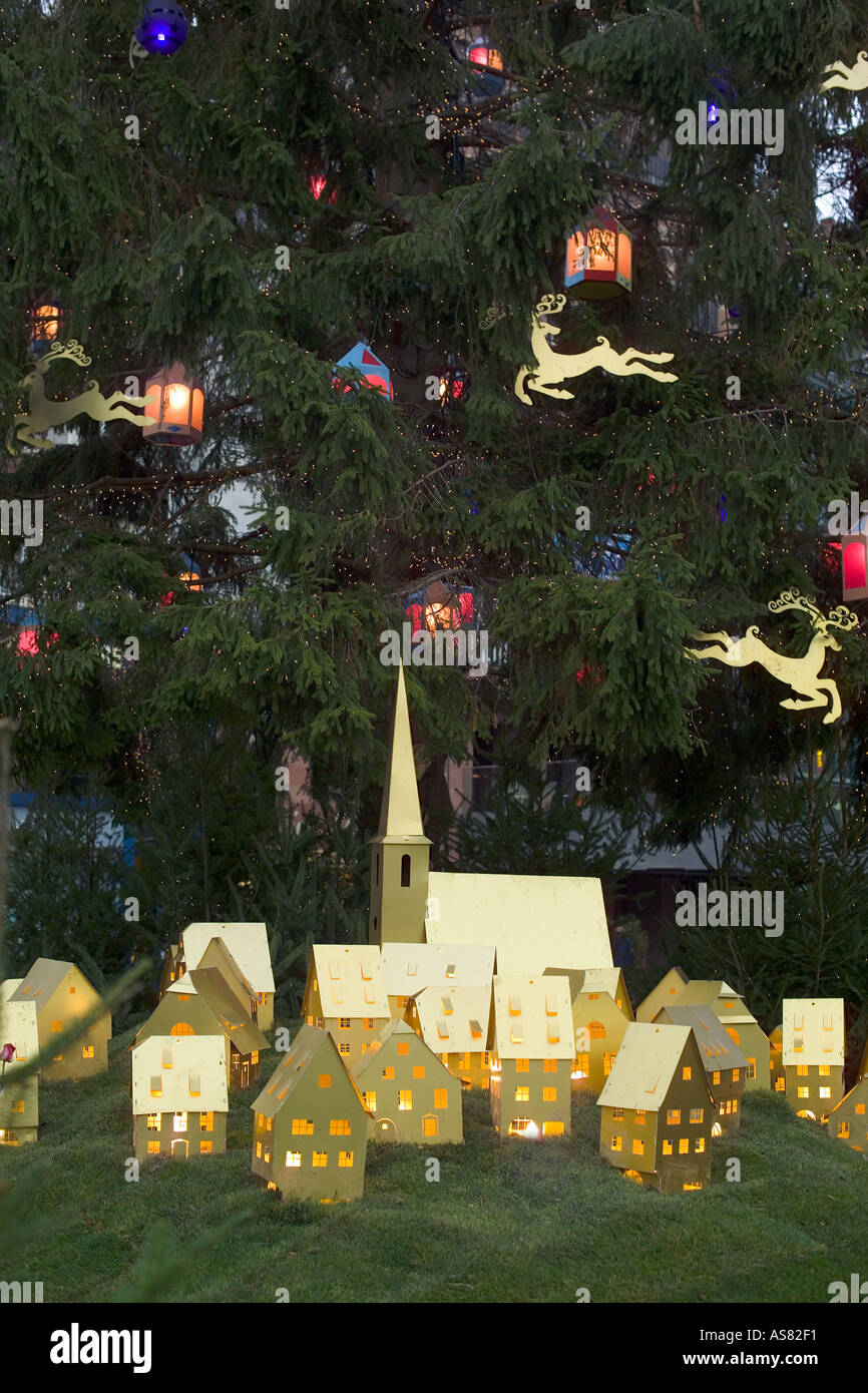 Beleuchtete Modell Häuser Dorf und Weihnachtsbaum, Straßburg, Elsass, Frankreich Stockfoto