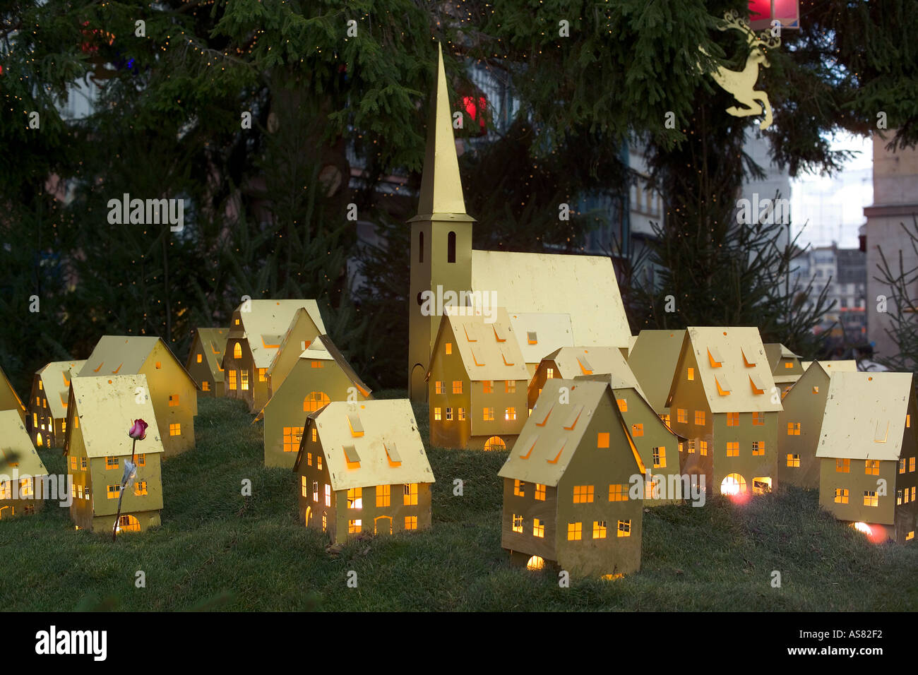 Beleuchtete Modellhäuser Dorf unter Weihnachtsbaum, leere Straße, Straßen, Straßburg, Elsass, Frankreich, Europa Stockfoto