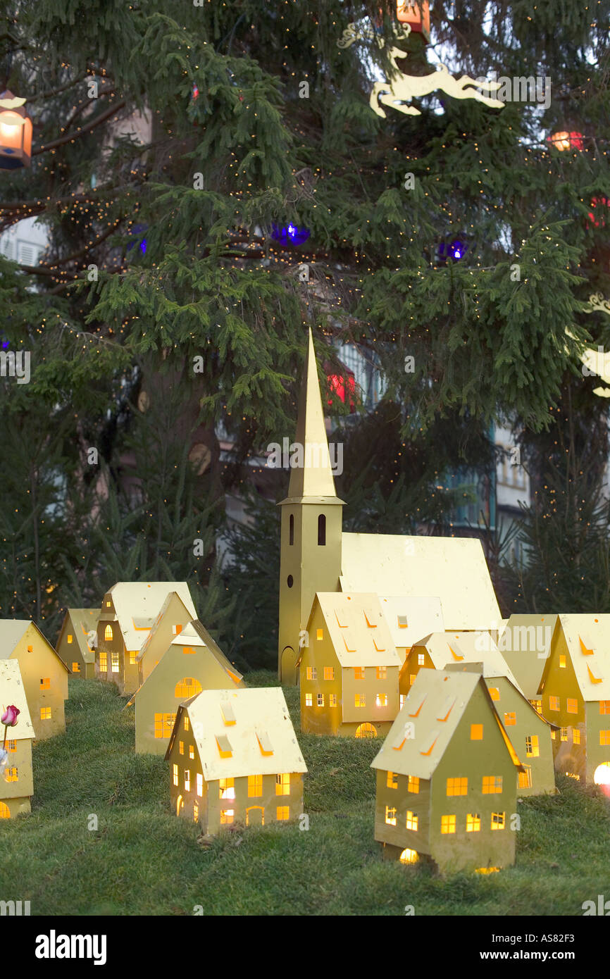 Beleuchtete Modell Häuser Dorf und Weihnachtsbaum, Straßburg, Elsass, Frankreich Stockfoto