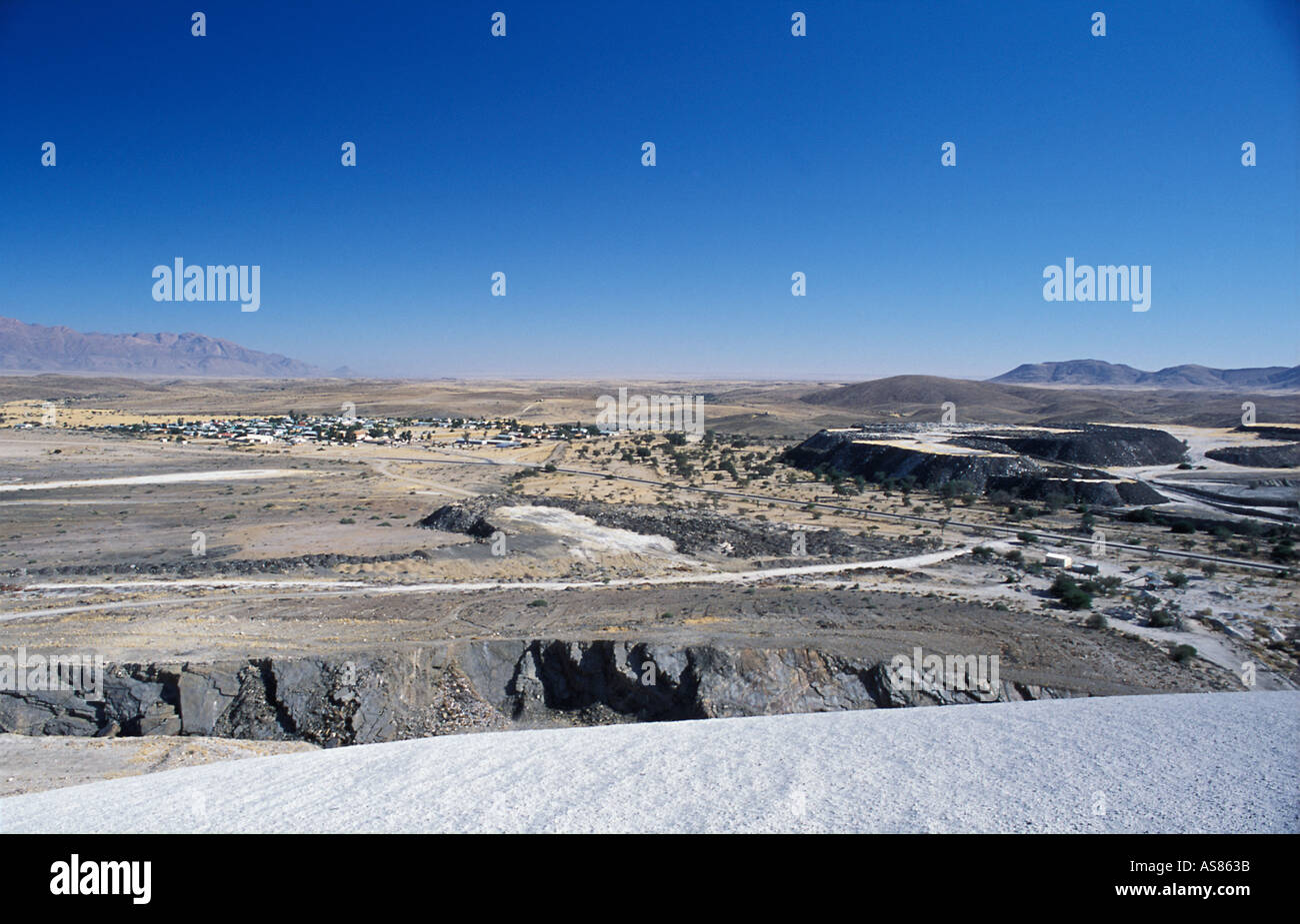 Die Ex Bergbau Stadt Uis angesehen von der Spitze des Abfall-Heaps Namibia Stockfoto