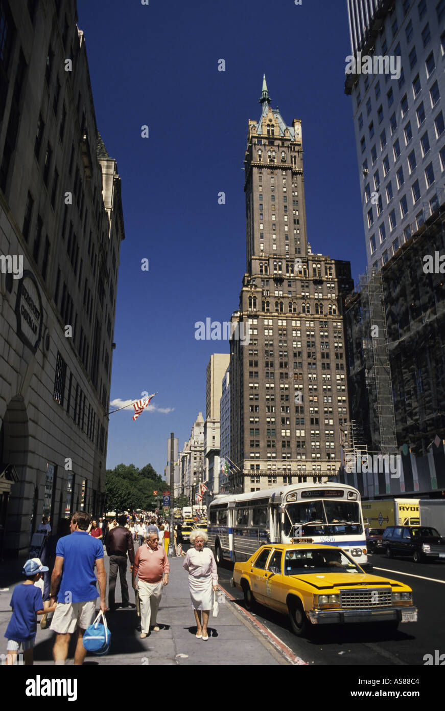 Menschen beim Einkaufen in einer Straße Innenstadt mit Straßenverkehr, Manhattan, New York, USA. Stockfoto